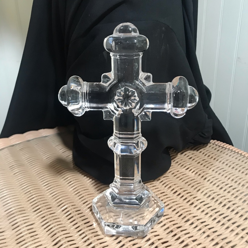 NOBLE EXCELLENCE 24% LEAD CRYSTAL CROSS